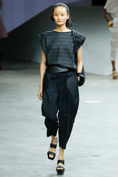 Look 18